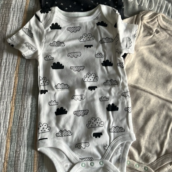 4 pack Cloud Island Short Sleeve Onesies Size 18M NWT - Picture 4 of 5